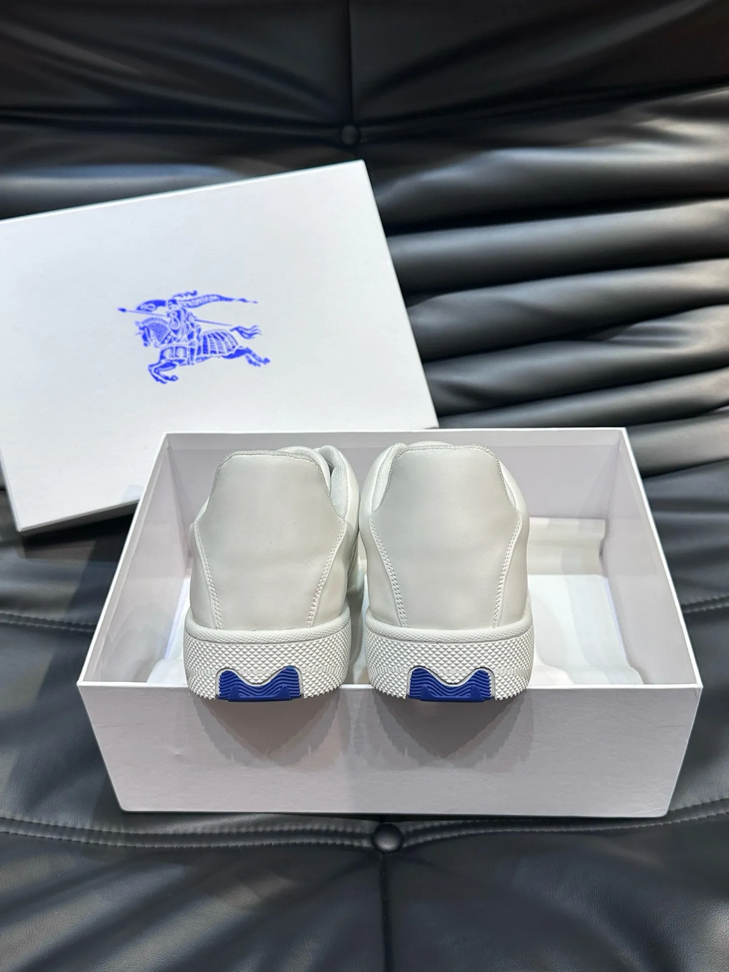 Factory price: 500💰Burberry Box series👫Thick-soled casual sports shoes for couples, cool sneakers and bread shoes, purchased and developed from the original version, the top version of the Box series sports shoes, made of original plaid/knitted fabric, embellished with embossed Equestrian Knight logo (EKD). Made of mesh lining, the laces are decorated with metal coils, the rubber sole is decorated with the Burberry letter logo, and the original molded 3.5CM two-color T men's shoe 💰U outsole! Code number: 35-45 (35-45 customized)